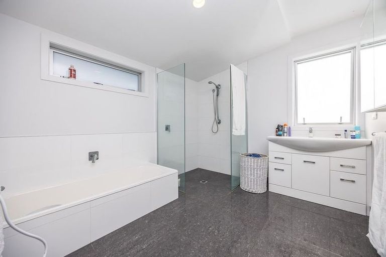 Photo of property in 18 Zita Avenue, Matakatia, Whangaparaoa, 0930