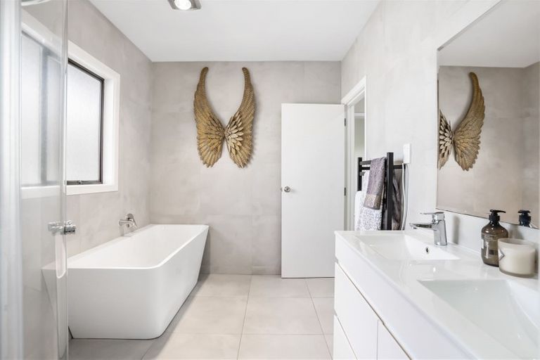 Photo of property in 17 Newport Place, Forrest Hill, Auckland, 0620