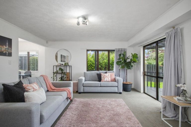 Photo of property in 2/6 Gosford Drive, Botany Downs, Auckland, 2010