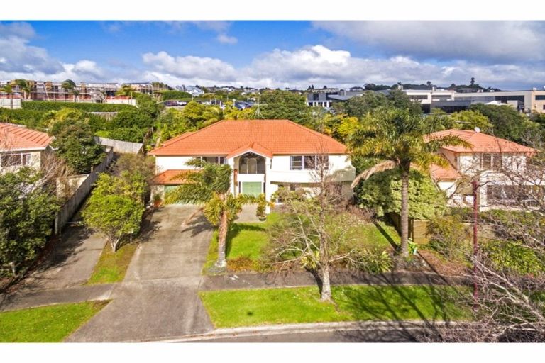 Photo of property in 22 Margaret Henry Crescent, Oteha, Auckland, 0632