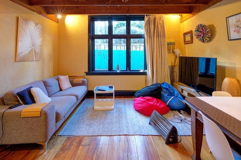 Photo of property in 126 Queens Drive, Lyall Bay, Wellington, 6022