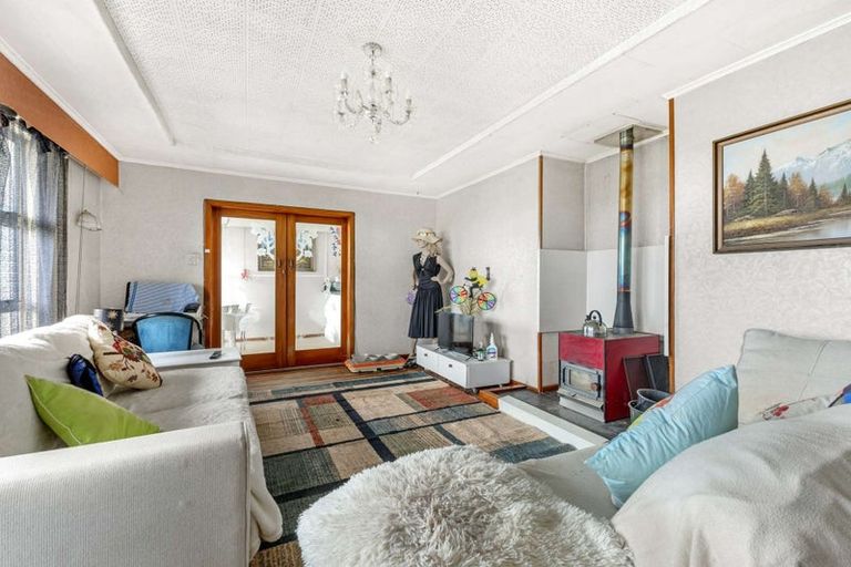Photo of property in 37 Simons Street, Moturoa, New Plymouth, 4310