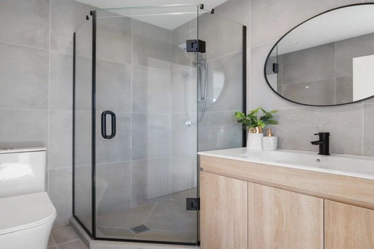 Photo of property in 2/113 Te Atatu Road, Te Atatu South, Auckland, 0610