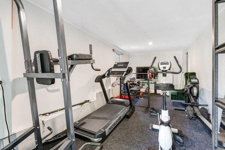 Photo of property in 8 Teviot Place, Totara Vale, Auckland, 0629