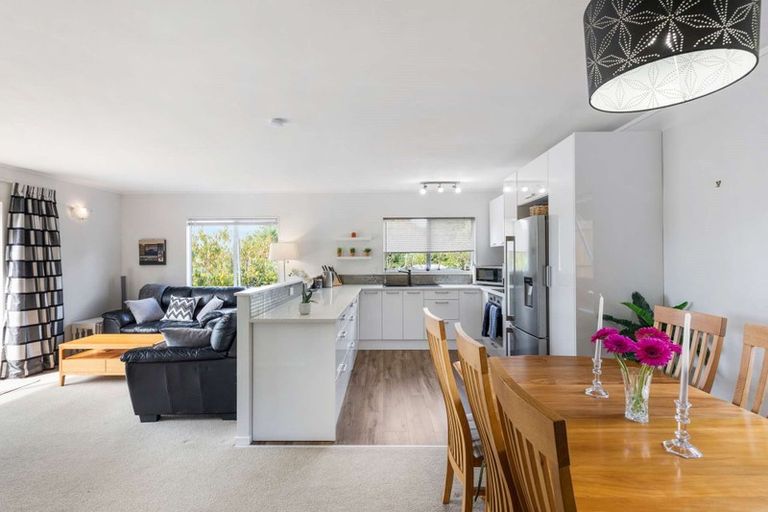 Photo of property in 1/16 Midgley Road, West Harbour, Auckland, 0618