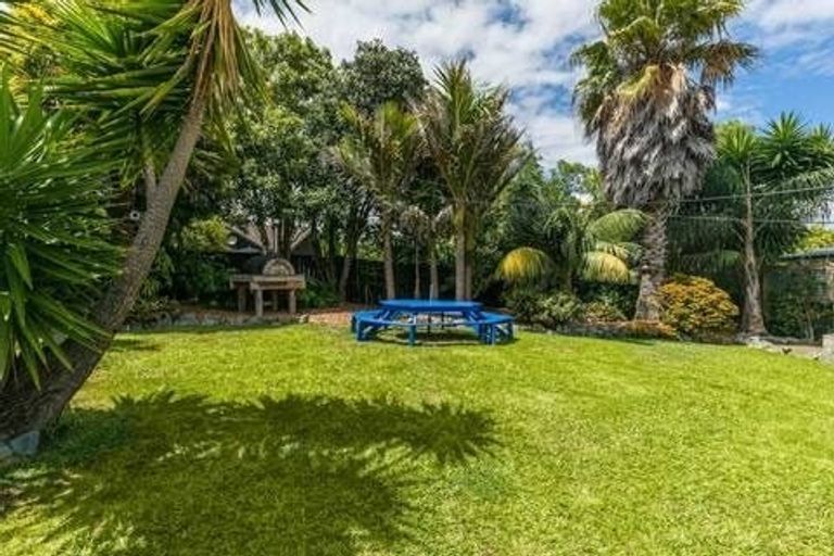 Photo of property in 4 Outlook Road, Greenhithe, Auckland, 0632