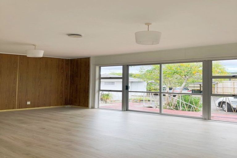Photo of property in 2/15 Trojan Crescent, New Lynn, Auckland, 0600