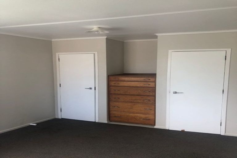 Photo of property in 6 Taipari Road, Te Atatu Peninsula, Auckland, 0610