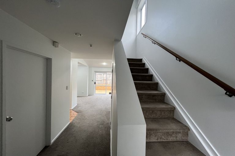 Photo of property in 11/30 John Jennings Drive, Oteha, Auckland, 0632