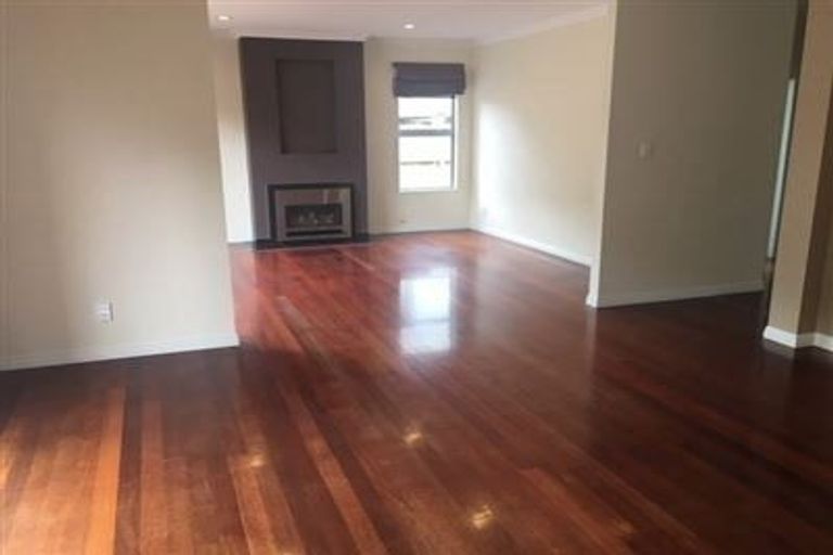 Photo of property in 17 Harrowglen Drive, Northcross, Auckland, 0632