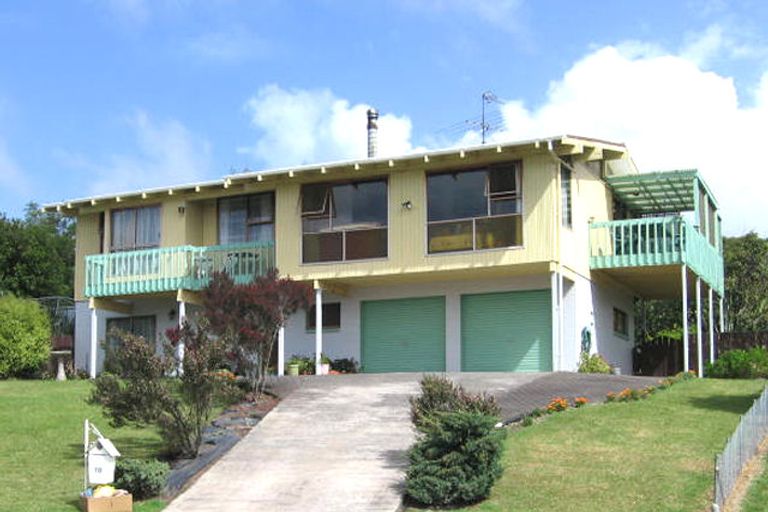 Photo of property in 10 Ian Place, Glendene, Auckland, 0602