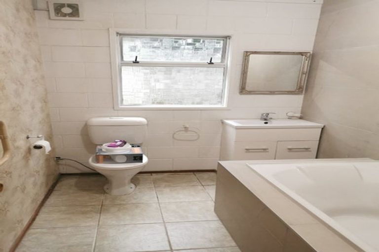 Photo of property in 84a Marine Parade, Mellons Bay, Auckland, 2014