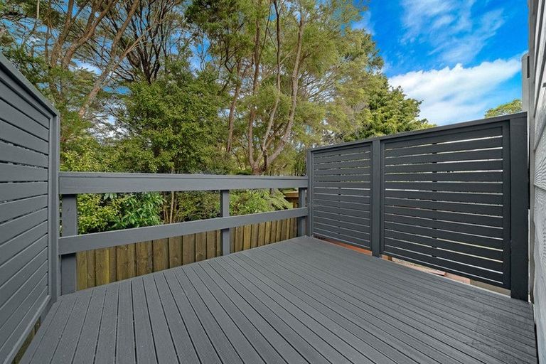 Photo of property in 77 Meadowvale Rise, Titirangi, Auckland, 0604