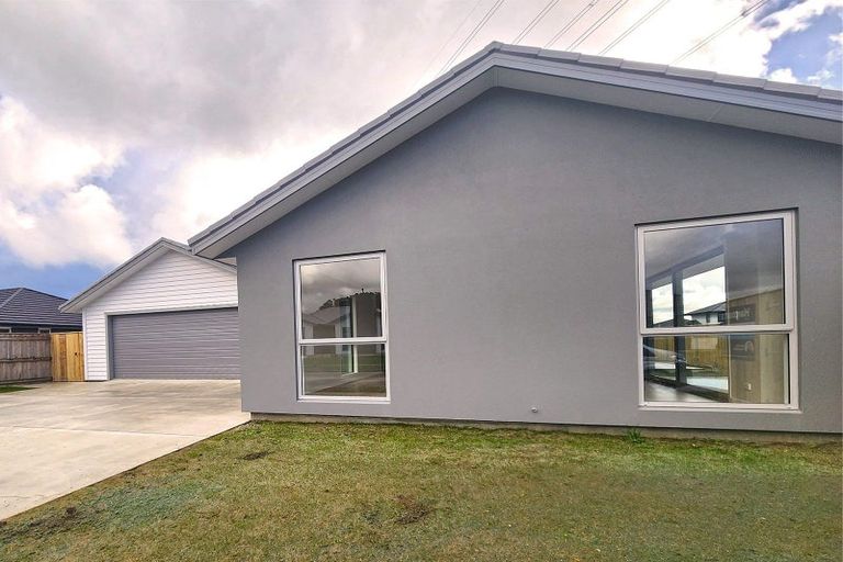 Photo of property in 49 Atlantic Drive, Fitzherbert, Palmerston North, 4410