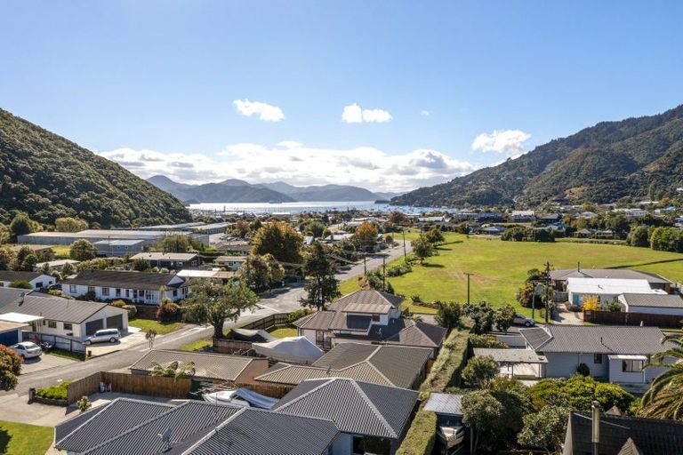 Photo of property in 5 Whitby Close, Waikawa, Picton, 7220