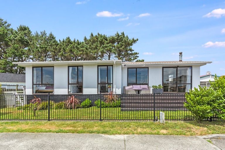 Photo of property in 15 Maracas Crescent, Grenada Village, Wellington, 6037