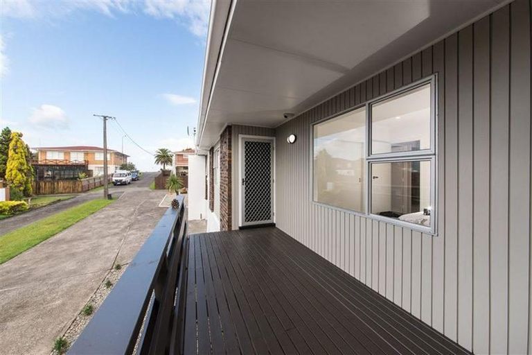 Photo of property in 2/4210a Great North Road, Glendene, Auckland, 0602