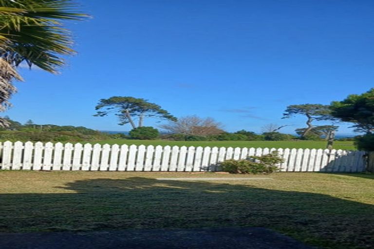 Photo of property in 14 Harobed Place, Weymouth, Auckland, 2103