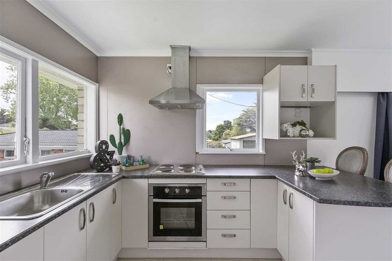 Photo of property in 2/16 Diana Drive, Glenfield, Auckland, 0627