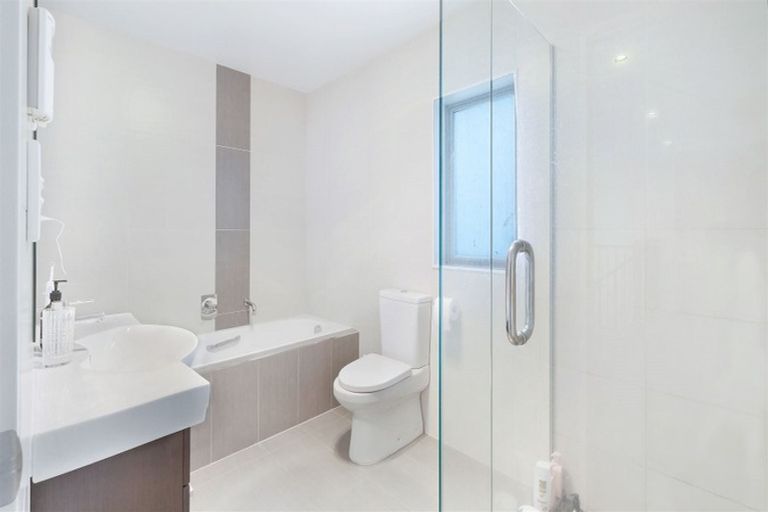 Photo of property in 5 Mulroy Place, Pinehill, Auckland, 0632