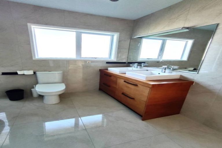 Photo of property in 14 Chelsea View Drive, Chatswood, Auckland, 0626