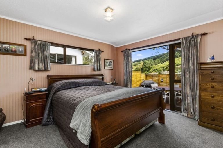 Photo of property in 5 Deveron Place, Tawa, Wellington, 5028
