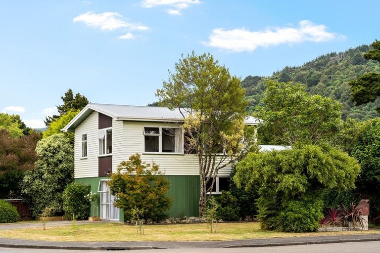 Photo of property in 1 Ruapae Grove, Trentham, Upper Hutt, 5018