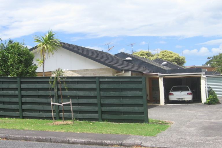 Photo of property in 1/40 James Evans Drive, Northcote, Auckland, 0627