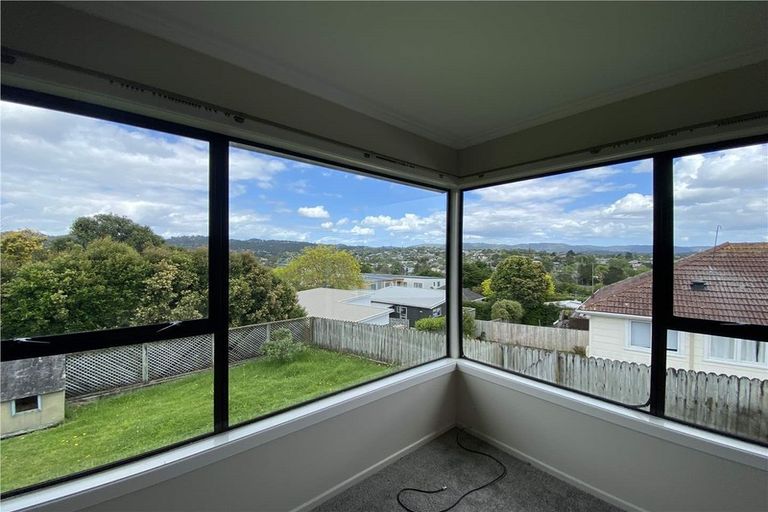 Photo of property in 42 Savoy Road, Glen Eden, Auckland, 0602
