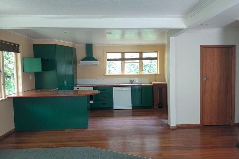 Photo of property in 92 Pinehaven Road, Pinehaven, Upper Hutt, 5019