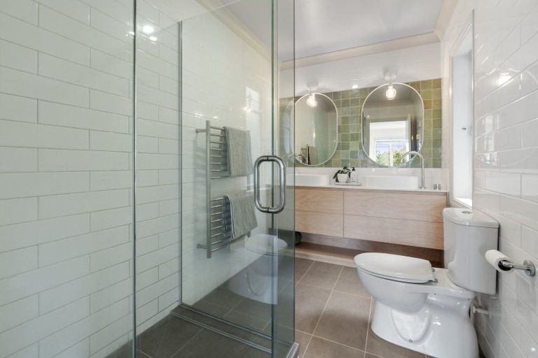 Photo of property in 28a Waterview Road, Stanley Point, Auckland, 0624