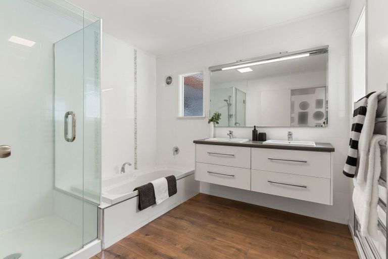 Photo of property in 16 Eastcliffe Road, Castor Bay, Auckland, 0620