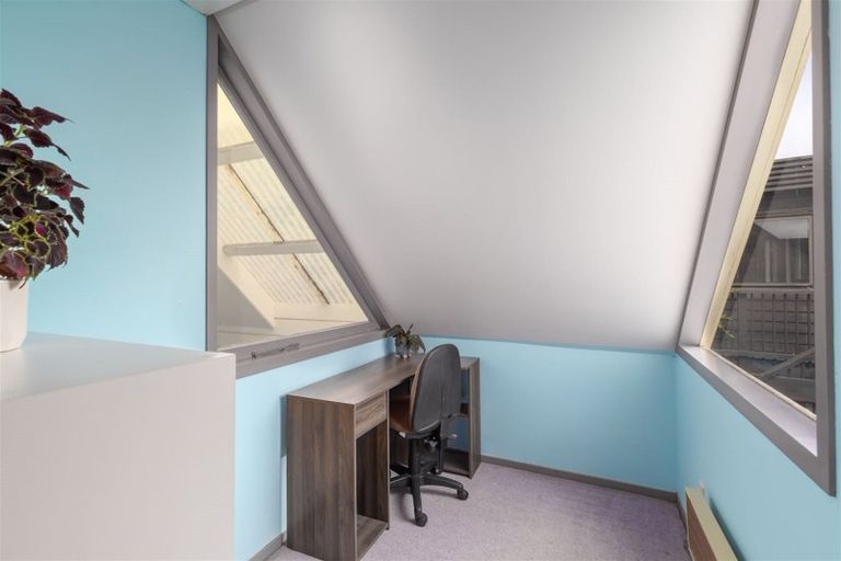 Photo of property in 2 Hobday Lane, Mount Pleasant, Christchurch, 8081