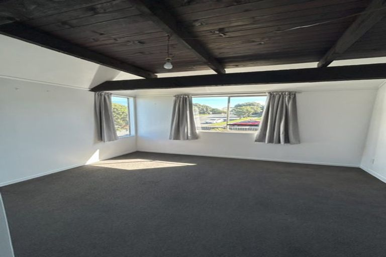 Photo of property in 112 Akaroa Drive, Maupuia, Wellington, 6022