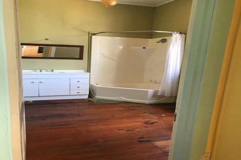 Photo of property in 56 Mckenzie Road, Mangere Bridge, Auckland, 2022