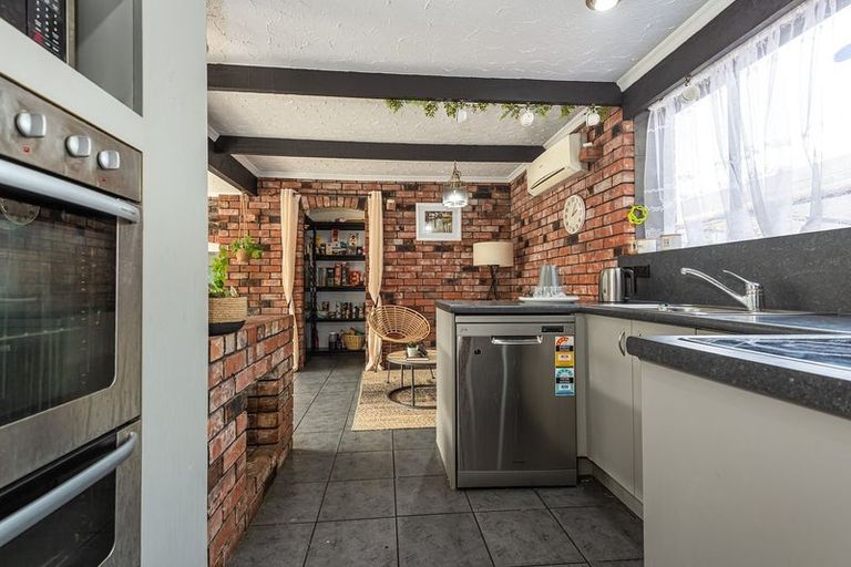 Photo of property in 327 Avonhead Road, Avonhead, Christchurch, 8042