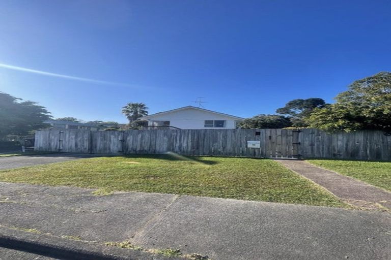 Photo of property in 42 Claverdon Drive, Massey, Auckland, 0614