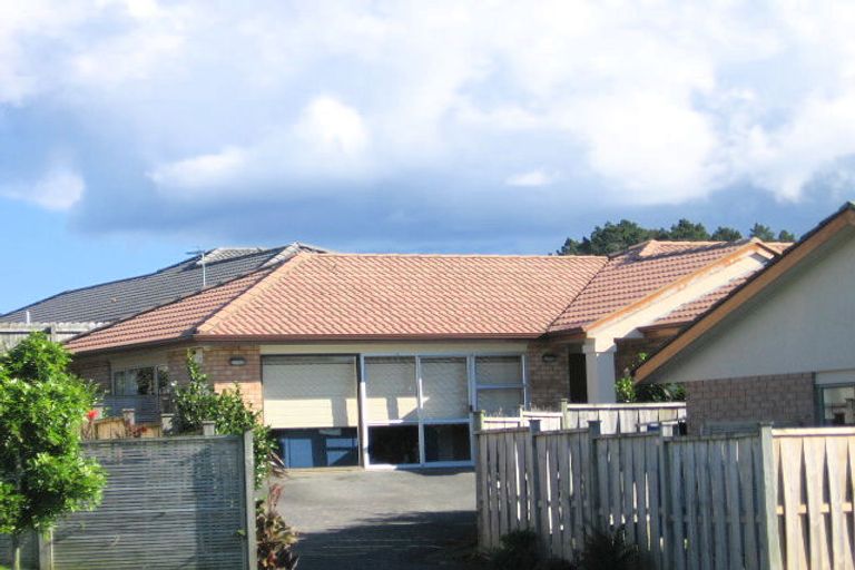 Photo of property in 42 Hillwell Drive, Henderson, Auckland, 0612