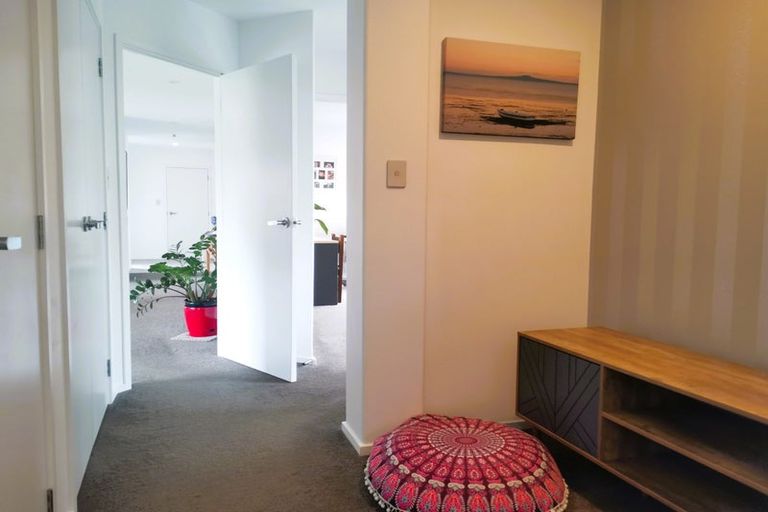 Photo of property in 16 Roto View, One Tree Point, 0118