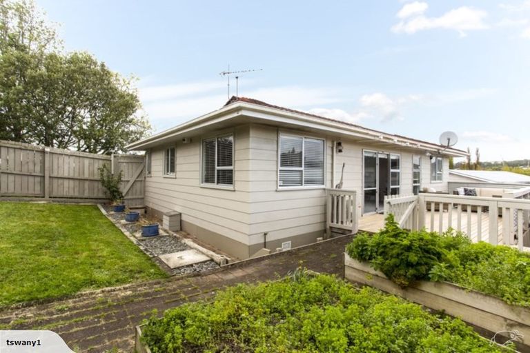 Photo of property in 1/20 Lambrown Drive, Totara Vale, Auckland, 0629