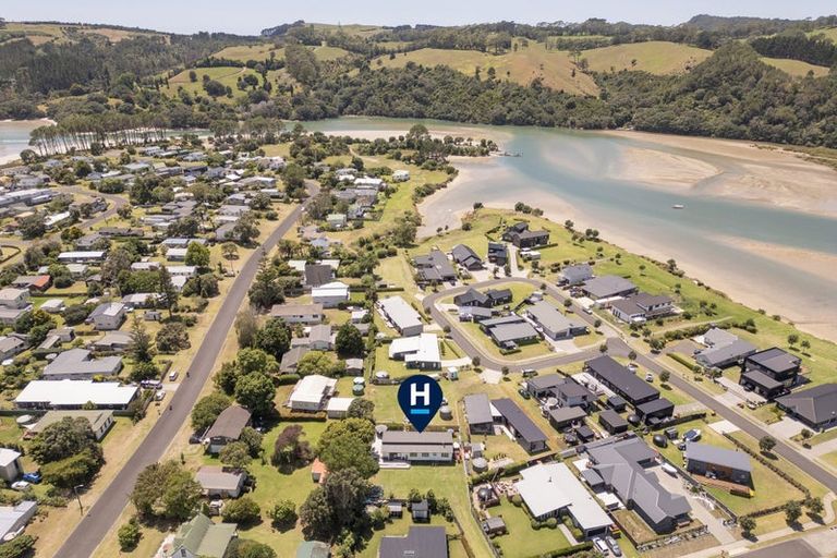 Photo of property in 8 Voyager Place, Cooks Beach, Whitianga, 3591