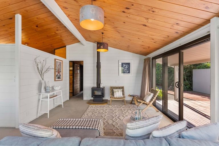 Photo of property in 10 Jane Street, Waikanae Beach, Waikanae, 5036