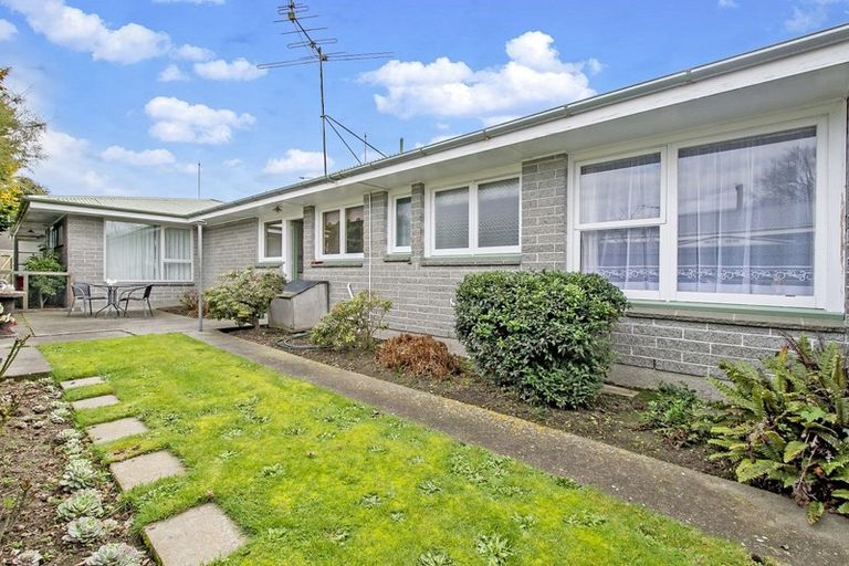 Photo of property in 2/7 Curletts Road, Sockburn, Christchurch, 8042