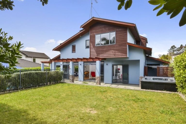Photo of property in 17 Scarlet Oak Drive, Schnapper Rock, Auckland, 0632