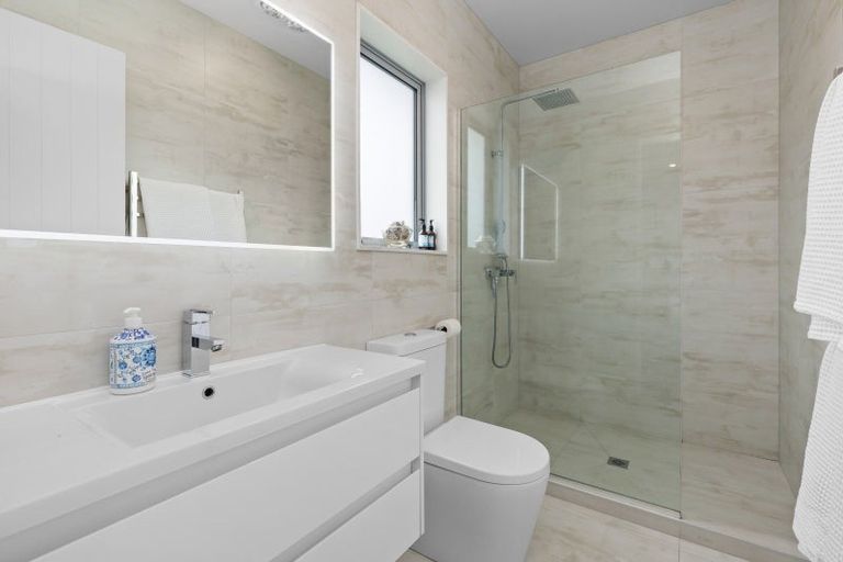 Photo of property in 16 Walter Ruddock Avenue, Kumeu, 0810