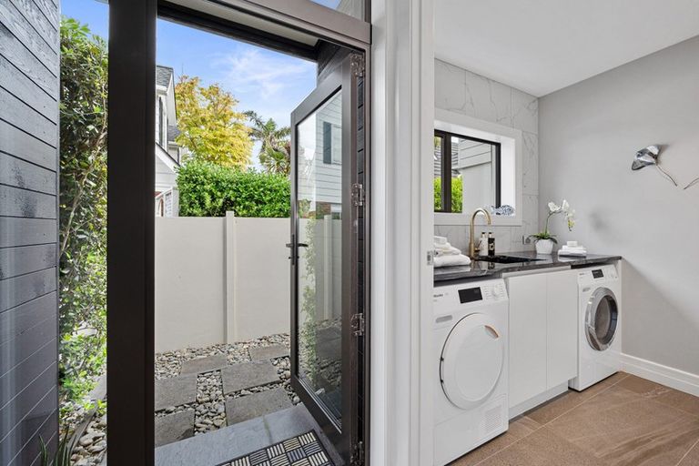 Photo of property in 9 Craig Road, Milford, Auckland, 0620