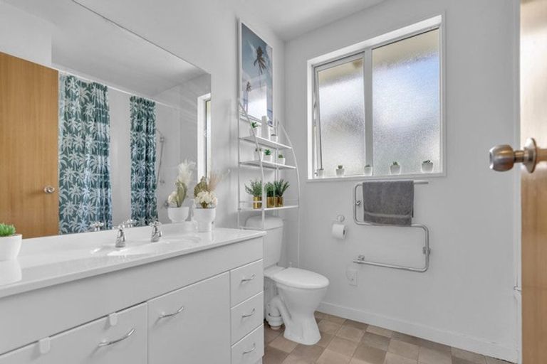 Photo of property in 2/22 Mathesons Road, Phillipstown, Christchurch, 8011