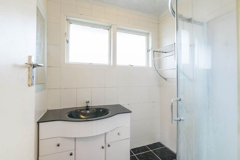 Photo of property in 38 Buscomb Avenue, Henderson, Auckland, 0610