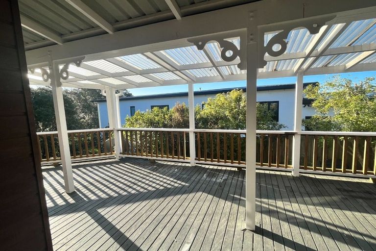 Photo of property in 28 Pohutukawa Avenue, Red Beach, 0932