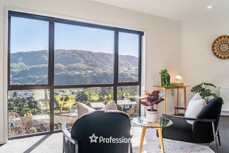 Photo of property in 6 Castle Crescent, Stokes Valley, Lower Hutt, 5019